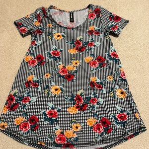 Beautiful floral and houndstooth mix top!